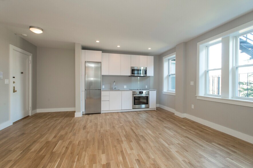 Building Photo - 110 Central St