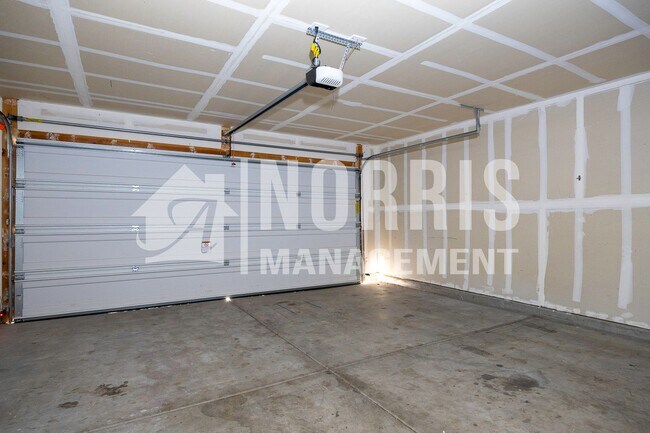 Building Photo - Beautiful Home, Perfect Location and Price