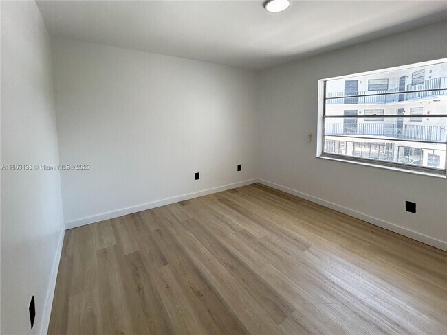 Building Photo - 888 NE 132nd St