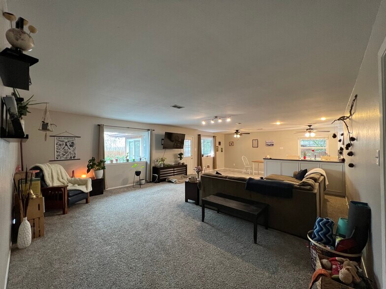 Spacious Living Room - 3920 Sanguinet St