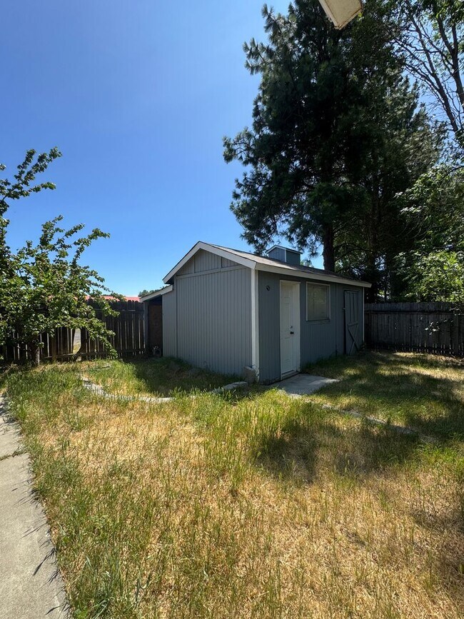 Building Photo - Spacious 4 Bed, 3 Bath House for Rent