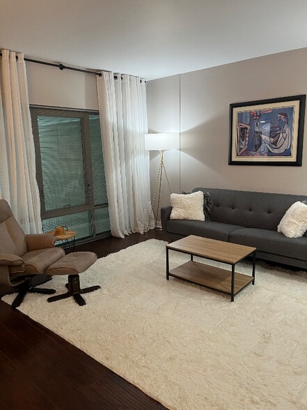 Building Photo - 425 W Beech St