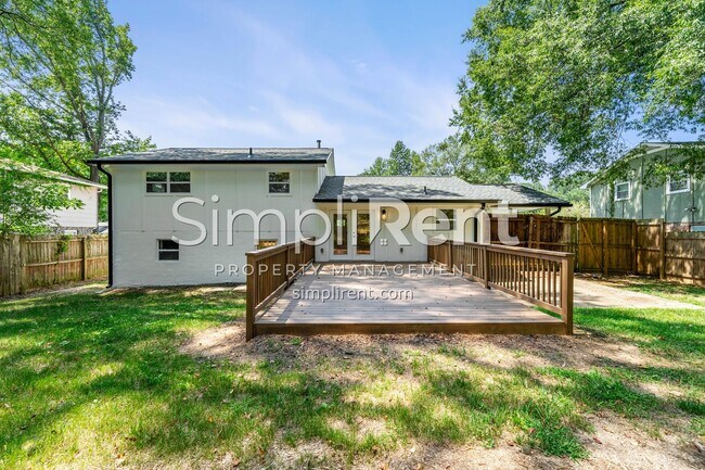 Building Photo - Newly Renovated 4/2.5 Home For Rent / First Month Free!