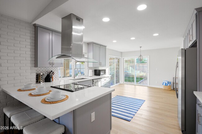 Building Photo - 2331 E Sunnyside Dr