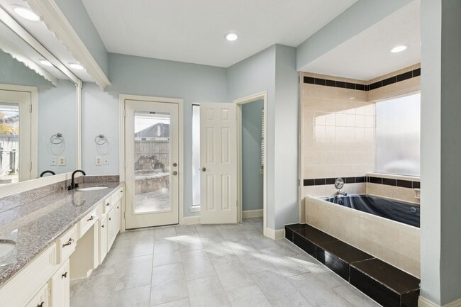 Building Photo - 14819 Walbrook Dr