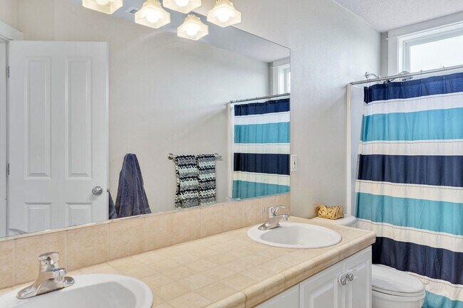 Building Photo - Lovely 4 bedroom home with neighborhood pool