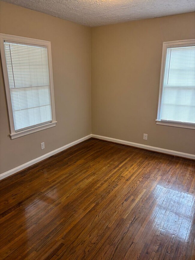 Building Photo - 3931 Dexter Dr