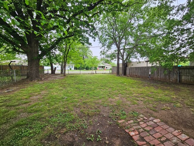 Building Photo - (2) Bed/(1) Bath Avail NOW! Hardwood Floors!