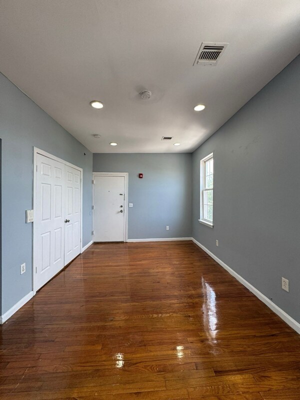 Building Photo - 489 Avon Ave