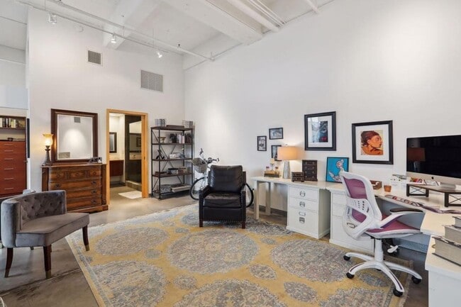 Building Photo - 700 N Washington Ave