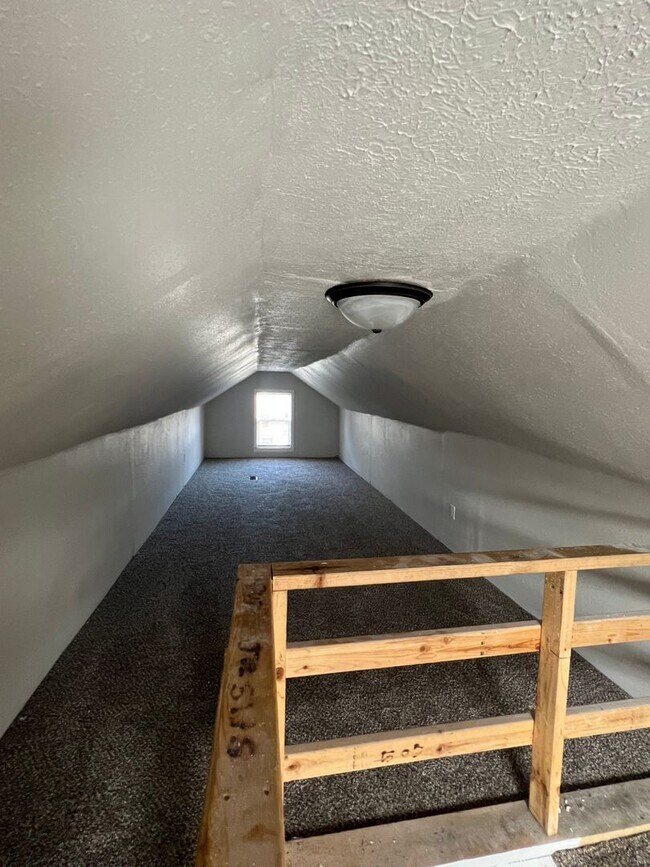 Building Photo - 3 Bedroom/ 1 Bathroom $1050