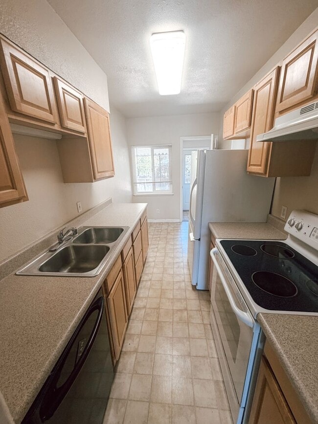 Building Photo - 2/1 Home in Livermore Available Now!