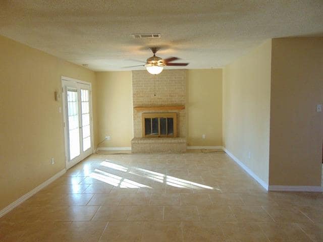 Building Photo - 2114 E Park Row Dr