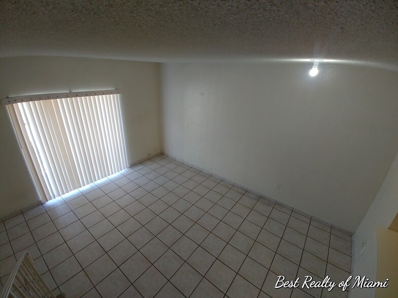 Building Photo - 1305 W 53rd St