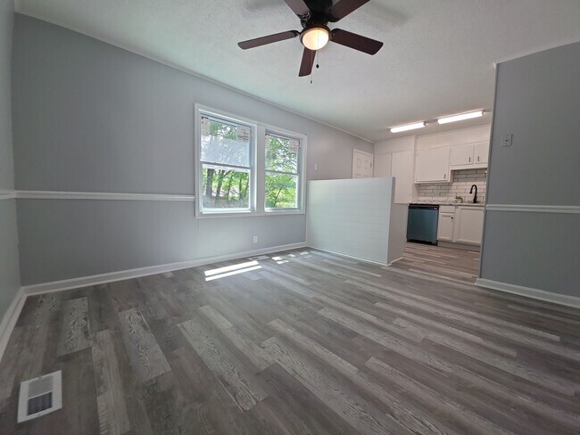 Building Photo - 307 Mockingbird Rd SE