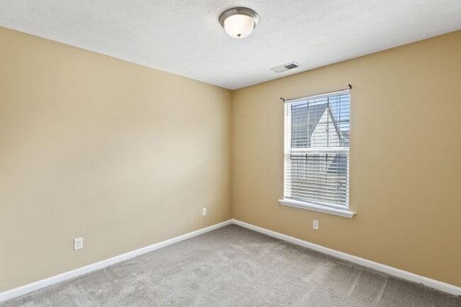 Building Photo - 3 bedroom 2 bath house for rent in abeautiful neighborhood.