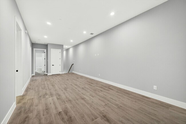 Building Photo - 4517 Larch Ln