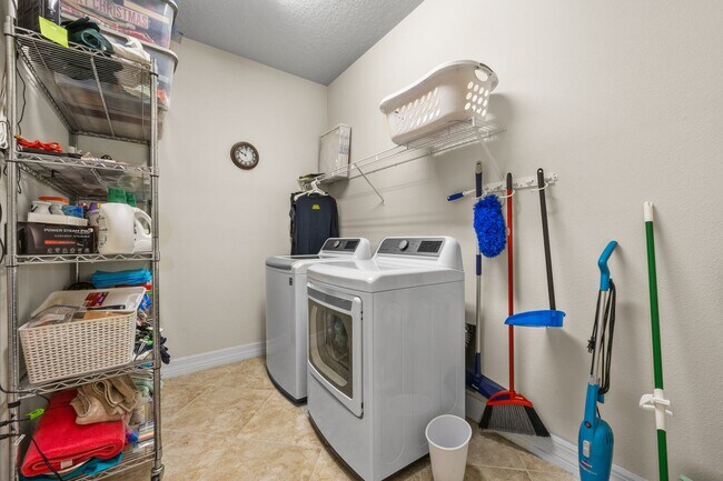 Building Photo - Beautifully Maintained home in Pool Community!