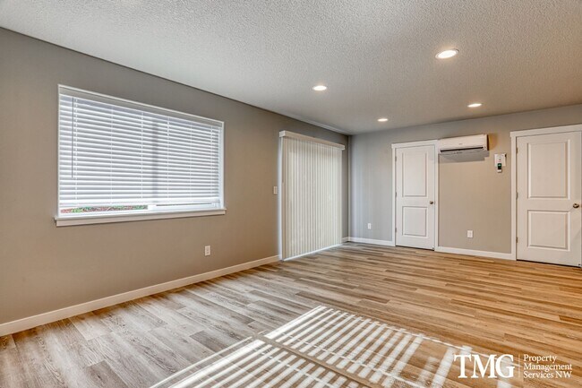 Building Photo - 4806 NE 37th Ct