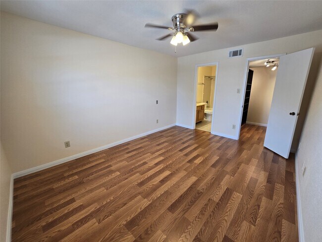 Building Photo - 9797 Leawood Blvd