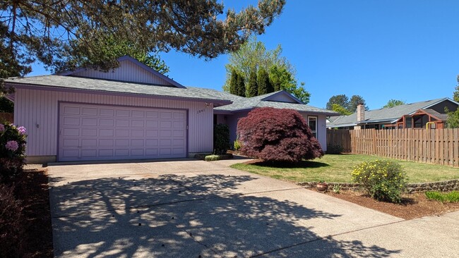 Building Photo - One level home with lots of character in H...
