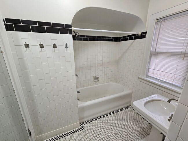 Building Photo - Cozy Single-family Home