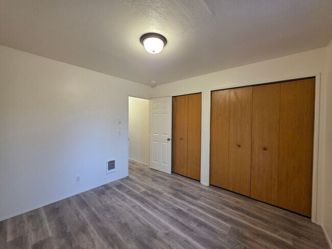 Building Photo - 00136/00137