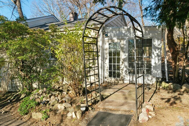 Building Photo - 2 Cross Hwy