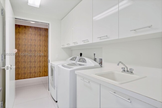 Building Photo - 2711 S Ocean Dr