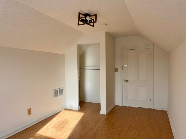 Building Photo - 1802 Perry Hwy