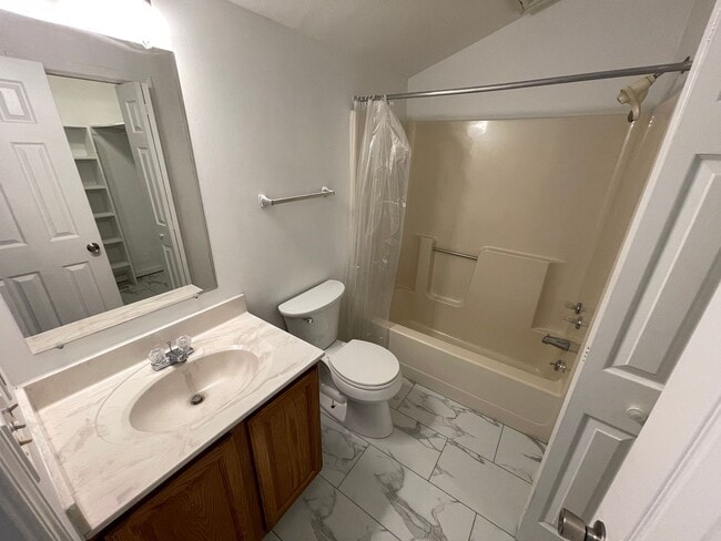 Building Photo - Beautiful Home Large Garage Highly Desired For Rent