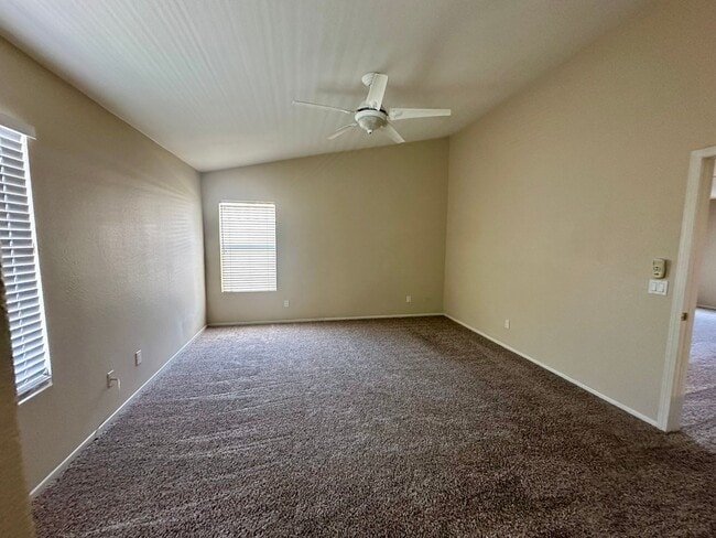 Building Photo - Large 3 bedroom home with loft and large b...