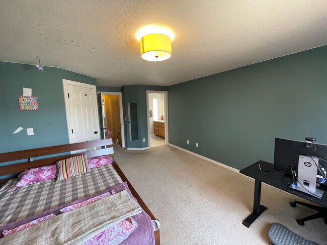 Building Photo - Charming Rock Creek 3 Bed 2.5 Bath - Centr...