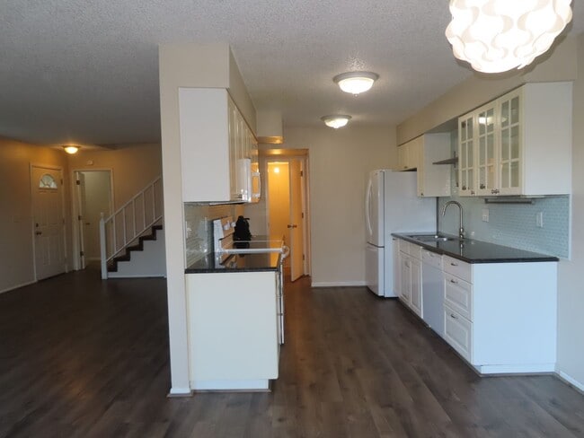 Building Photo - 3 Bed/ 1.5 Bath Townhouse Near Gateway Are...