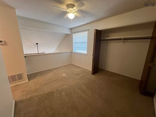 Building Photo - 4501 Mistletoe Dr