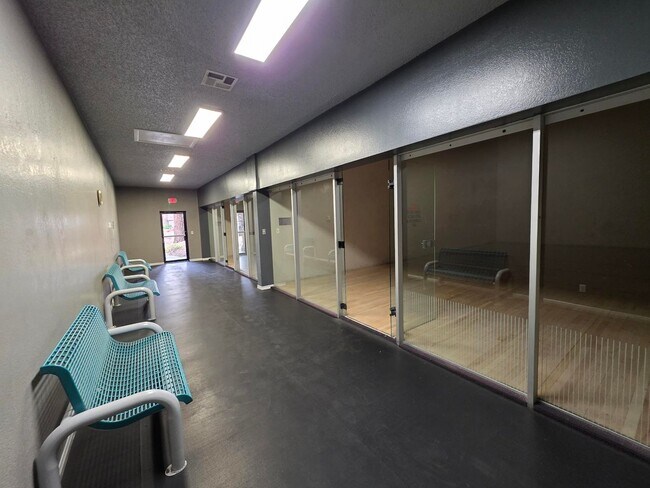 Building Photo - Immaculate Guard-Gated First-Floor Condo!