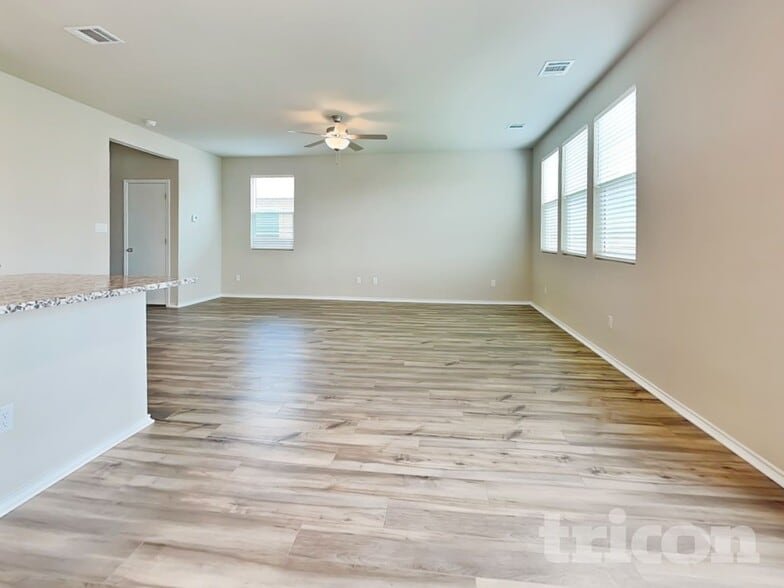 Building Photo - 5121 Saddle Clb Dr