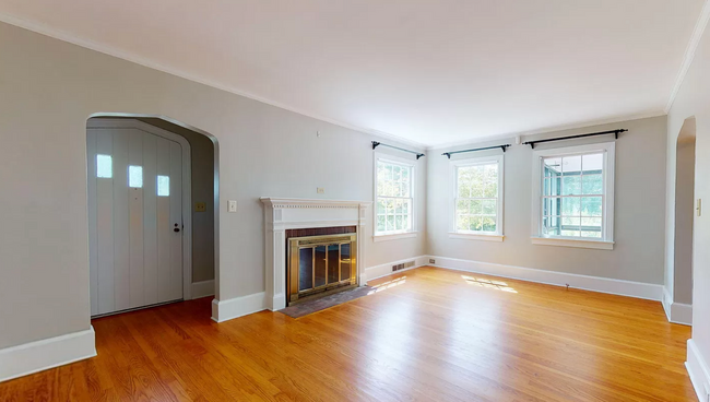Building Photo - Charming 3-Bed Home with Modern Updates & ...