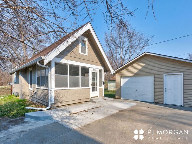 Building Photo - 2122 S 35th Ave