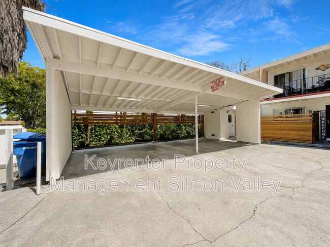 Building Photo - 923 Ravenscourt Ave