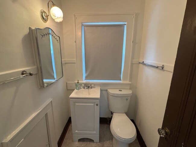 Building Photo - 5 bedrooms, 2.5 bathrooms