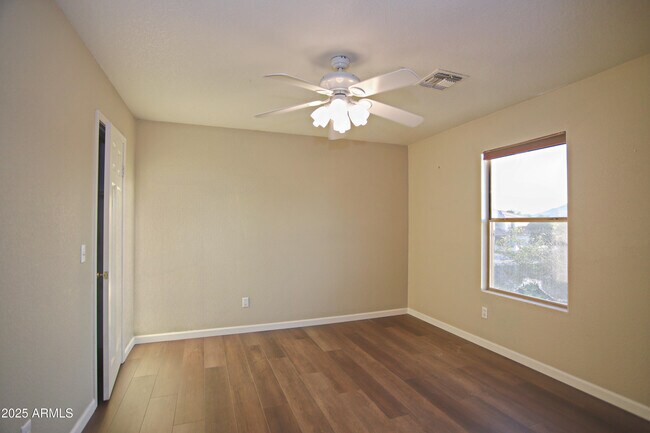 Building Photo - 8833 S 13th Pl