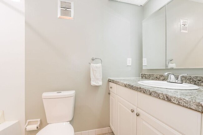 Building Photo - 25 Kings Ct