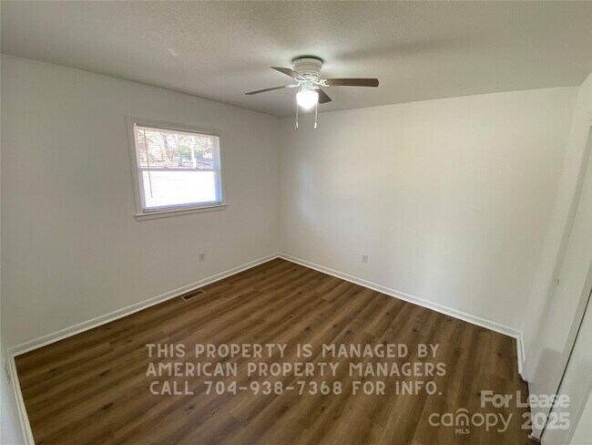 Building Photo - 3818 Vanderburg Dr