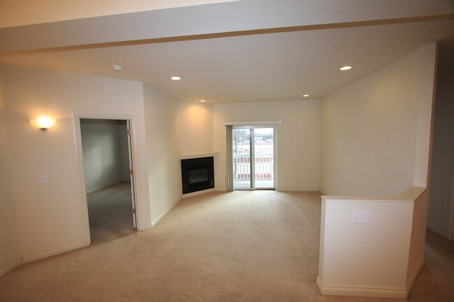 Building Photo - Top Floor 2 Bedroom Condo!
