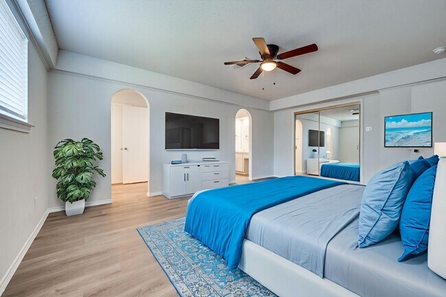Building Photo - 1710 Green Oaks Dr