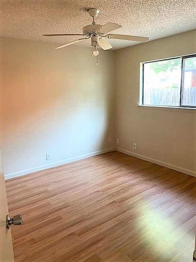 Building Photo - Cute house in Enterprise Area!!