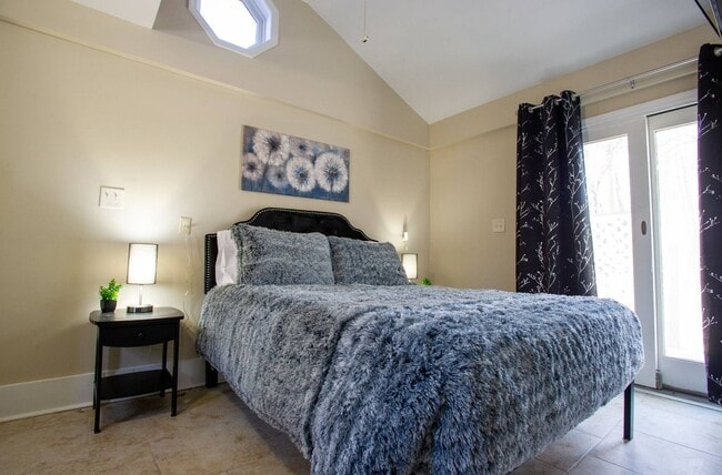 Building Photo - Large Fully Furnished Home, Must See!
