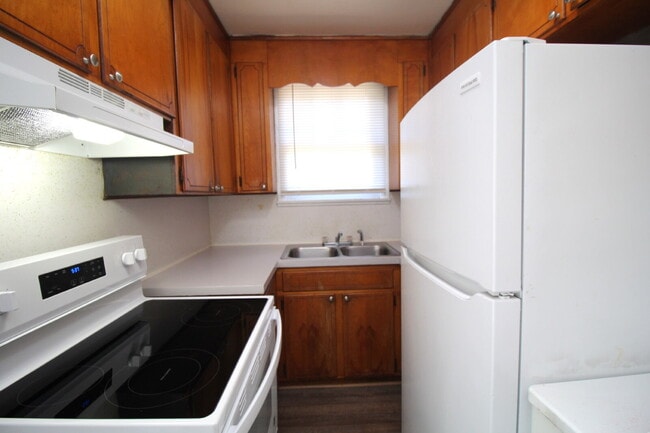 Building Photo - 2BR Cottage Home with LVP Flooring Throughout, Bonus Sunroom, Covered Parking & Low-Maintenance L...