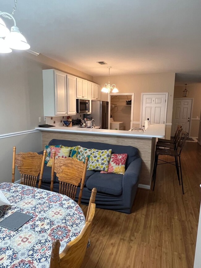 Building Photo - 2 bedroom 2 bath fully furnished 1st floor...